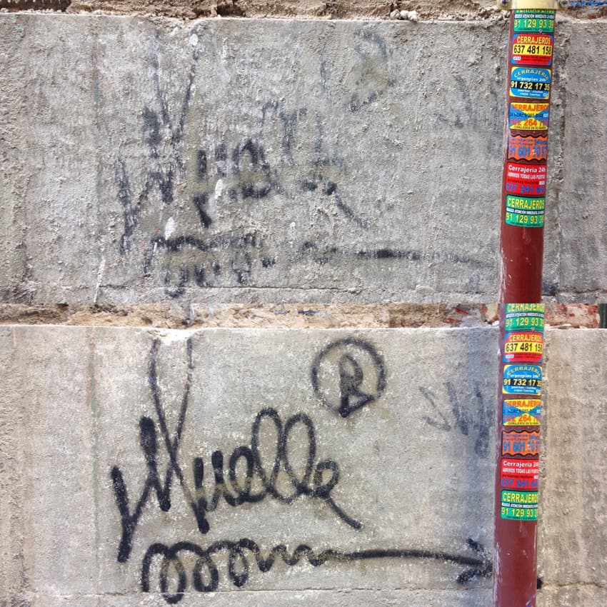 Restauración del tag de Muelle encontrado en la calle Moratín de Madrid. Antes y después.